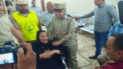 «كفيفة» تستغيث بالنجدة للمشاركة في الاستفتاء ببني سويف (صور)