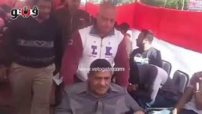 الشرطة تساعد مسنا على الإدلاء بصوته في الاستفتاء بالأميرية (فيديو)