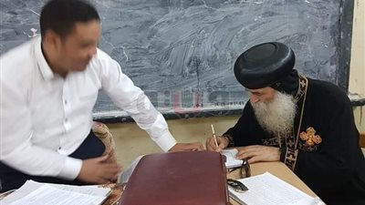 أسقف نقادة يدلي بصوته للاستفتاء على تعديل الدستور (صور)