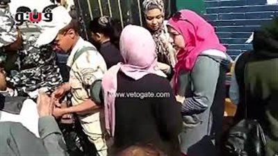 الفتيات يدلين بأصواتهن في الاستفتاء بالمرج (فيديو)