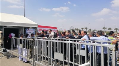 طوابير أمام لجان الاستفتاء على تعديل الدستور في مطار القاهرة
