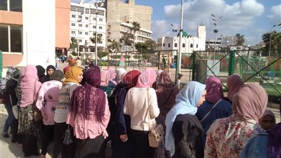 طوابير السيدات أمام لجان الاستفتاء في الإسكندرية (صور)