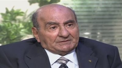 الجمل يطالب 