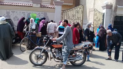 الدراجات النارية وسيلة نقل المواطنين للجان الاستفتاء بالقليوبية (صور)