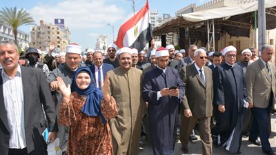 محافظ الدقهلية ووكيل الأوقاف يتقدمان مسيرة للحث على الاستفتاء (صور)
