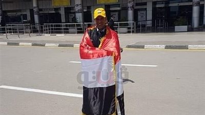 عاملان بمطار القاهرة يرتديان علم مصر أثناء الاستفتاء على التعديلات الدستورية