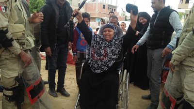 مسنة تدلي بصوتها في الاستفتاء على كرسي متحرك بالقليوبية (صور)