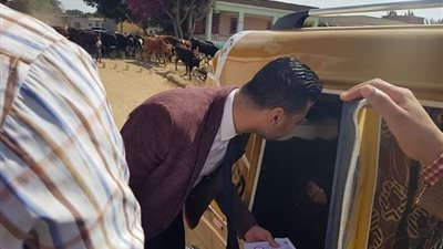 قاض يساعد كفيفة على المشاركة بالاستفتاء في الشرقية (صور)