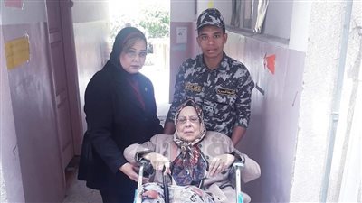 حي وسط الإسكندرية ينقل مسنة وزوجها إلى لجنة الاستفتاء (صور)