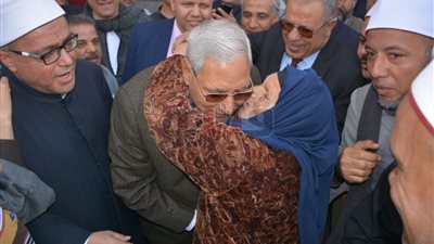 مسنة تحتضن محافظ الدقهلية في مسيرة لحث المواطنين على الاستفتاء (صورة)