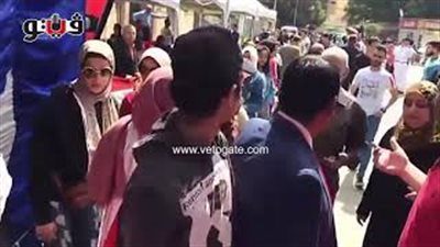 شباب وفتيات بولاق أبو العلا يدلون بأصواتهم في الاستفتاء (فيديو)