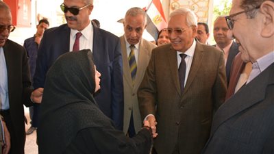 محافظ الدقهلية لمسنة أمام لجنة الاستفتاء: «أنتم خير مصر وبركتها» (صور)