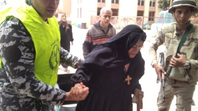 عجوز أمام لجنة 