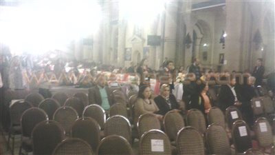 بالصور.. توافد مئات الأقباط على الكنيسة المرقسية بالإسكندرية