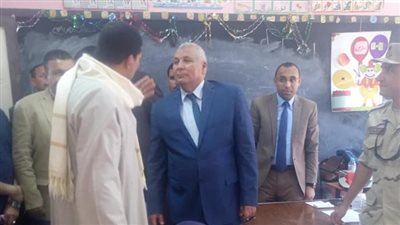 محافظ الوادي الجديد يمنح عمرة لسيدة من ذوي الاحتياجات بإحدى اللجان