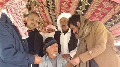 أكبر مسن بمطروح وثلاثة أشقاء فاقدين للبصر بقنا يدلون بأصواتهم في الاستفتاء