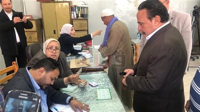 رئيس اتحاد عمال مصر يدلي بصوته في الاستفتاء