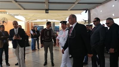 مدير أمن مطار القاهرة يتابع عملية الاستفتاء