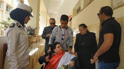 10 صور لذوي الكراسي المتحركة أمام لجان الاستفتاء في الشرقية