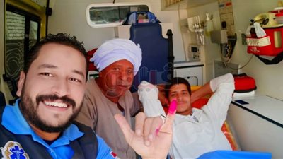 «إسعاف قنا» ينقل شابا مكسور القدين لمقر لجنة الاستفتاء (صور)