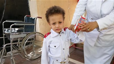 طفل يرتدي بدلة ضابط يشارك في الاستفتاء بصحبة والده بالأقصر (صور)