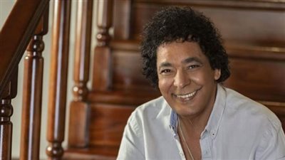 محمد منير يدلي بصوته في الاستفتاء على التعديلات الدستورية