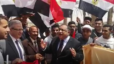 رئيس جامعة حلوان يقود مسيرة لدعوة الطلاب للمشاركة في الاستفتاء (فيديو)