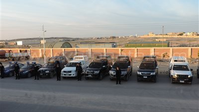 بالصور.. أمن مطروح يدفع بسيارات حديثة أمام الكنائس