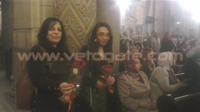 بالصور.. توزيع الورود بالكنيسة المرقسية احتفالًا بعيد الميلاد