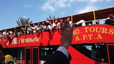 اتوبيسات مكشوفة لتشجيع الناخبين على المشاركة في الاستفتاء بالإسكندرية