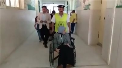فرد شرطة يساعد مسنة على كرسي متحرك للإدلاء بصوتها في أكتوبر (فيديو)