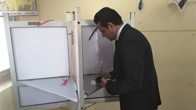 نائب محافظ القاهرة يدلي بصوته في الاستفتاء