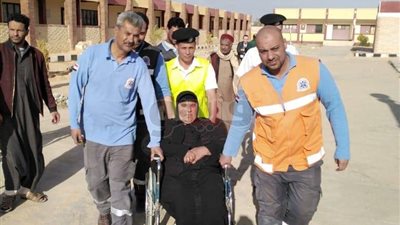 مسنة تدلي بصوتها في الاستفتاء عبر «حامل سيارة إسعاف» بمطروح (صور)