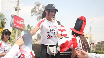 جميلات مصر الجديدة يوزعن الأعلام على المشاركين في الاستفتاء (صور)