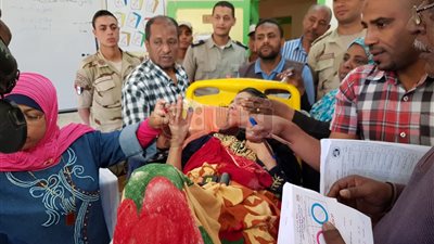 «إسعاف أسوان» تنقل مريضة من منزلها للمشاركة في الاستفتاء (صور)