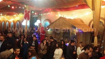 بالفيديو والصور.. العشرات يحتفلون بأعياد الميلاد في شوارع شبرا