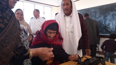 مشاهد مضيئة في الاستفتاء على الدستور.. معاق يصل لجنته على حمار.. فتاة تصوت على التعديلات بقدمها.. معمرات يتصدرن المشهد.. عامل يدلي بصوته بعد عملية قلب مفتوح.. وآلام الولادة تفاجئ سيدة (فيديو)