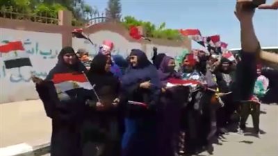 زغاريد ومظاهرة بالأعلام في حب مصر أمام لجنة بالصف (فيديو)