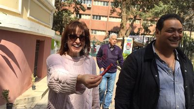 مراد مكرم يدلي بصوته في الاستفتاء على التعديلات الدستورية (صور)