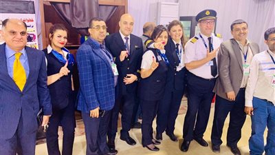 أطقم الضيافة والطيارين تشارك في الاستفتاء بمطار القاهرة