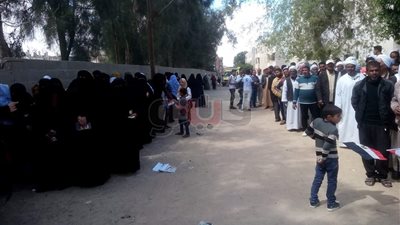 طوابير أمام لجان الاستفتاء على تعديل الدستور في الشيخ زويد (صور)