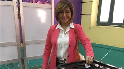لميس الحديدي تدلي بصوتها في الاستفتاء: المشاركة واجب على كل مصري