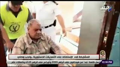 رجال الإسعاف يحملون مريضا إلى لجنته للإدلاء بصوته في الاستفتاء (فيديو)