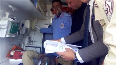 عجوز يدلي بصوته داخل سيارة الإسعاف بالإسماعيلية (صور)