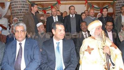 بالصور.. محافظ أسيوط يزور الكنائس لتهنئة الأقباط بعيد الميلاد