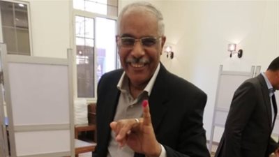 رئيس اتحاد الكرة السابق يدلي بصوته في الاستفتاء على الدستور