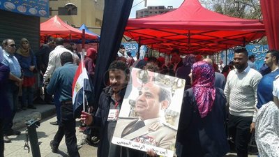 «أيمن بيحب السيسي» قصة مواطن يعشق الظهور أمام لجنة بشبرا