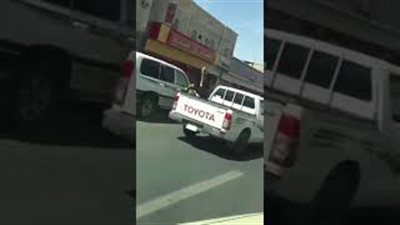 شاهد ماذا فعلت نعامة هربت من مالكها (فيديو)