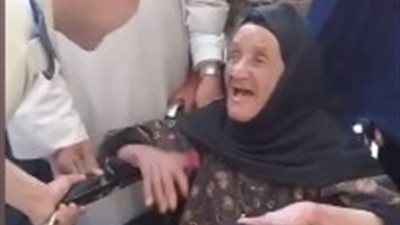 تسعينية تصر على الإدلاء بصوتها على مقعد متحرك (فيديو)