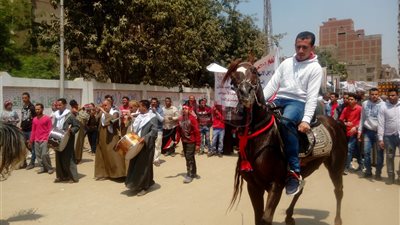 استعراض بالخيول أمام لجان دار السلام خلال اليوم الأخير للاستفتاء (صور)
